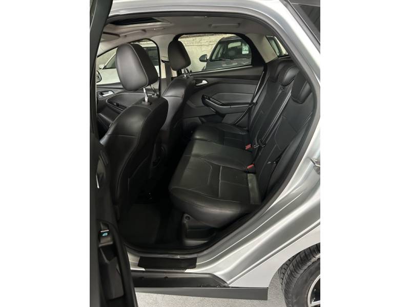FORD - FOCUS - 2015/2016 - Prata - R$ 72.900,00