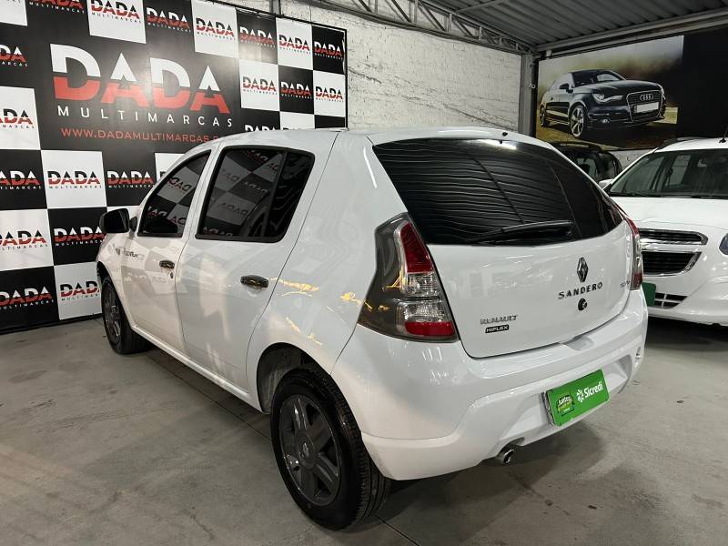 RENAULT - SANDERO - 2013/2014 - Branca - R$ 38.900,00