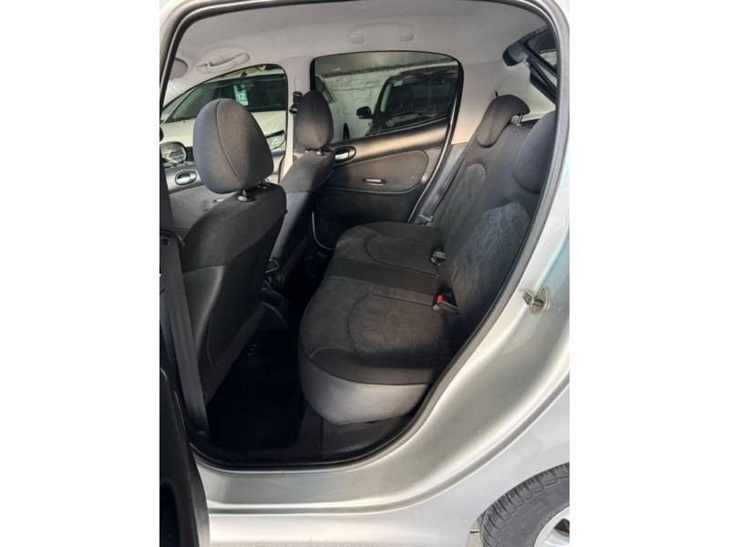 PEUGEOT - 207 - 2010/2011 - Prata - R$ 25.900,00