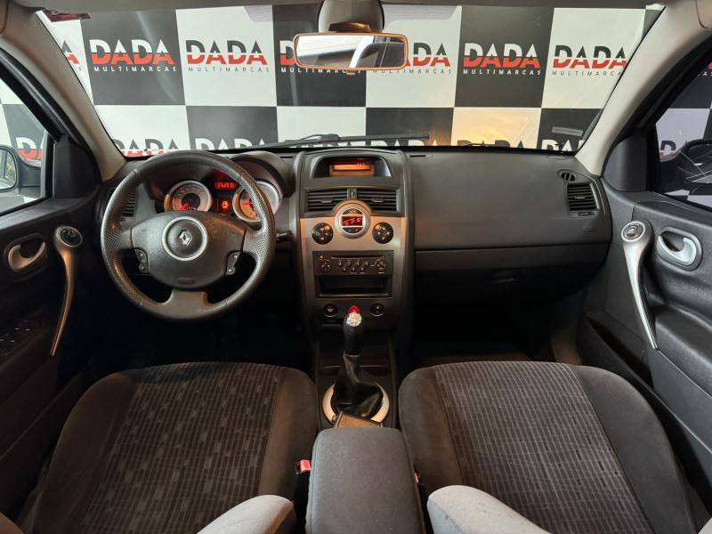 RENAULT - MÉGANE - 2011/2012 - Prata - R$ 31.900,00
